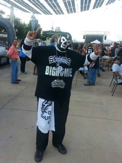 A spurs fan dressed like a lucha libre